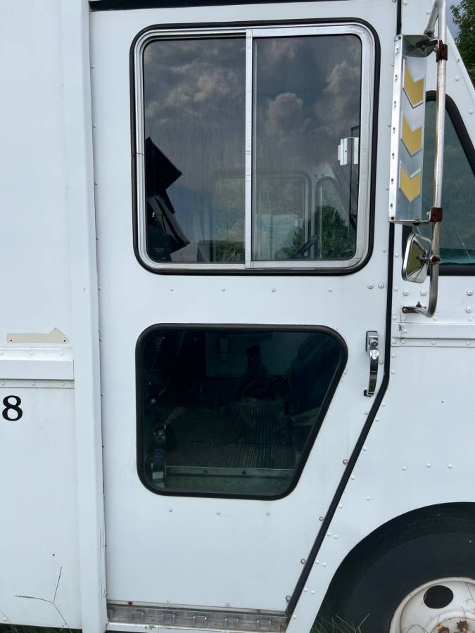 Chevrolet-p30-diesel-1993-white-13