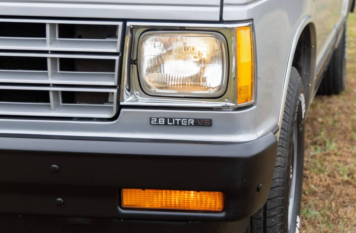 Chevrolet-s-10-pickup-1985-silver-13