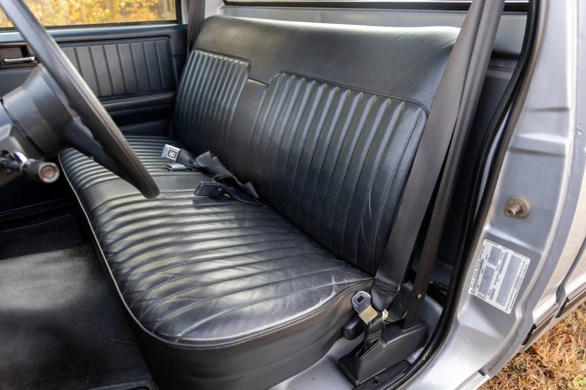 Chevrolet-s-10-pickup-1985-silver-14