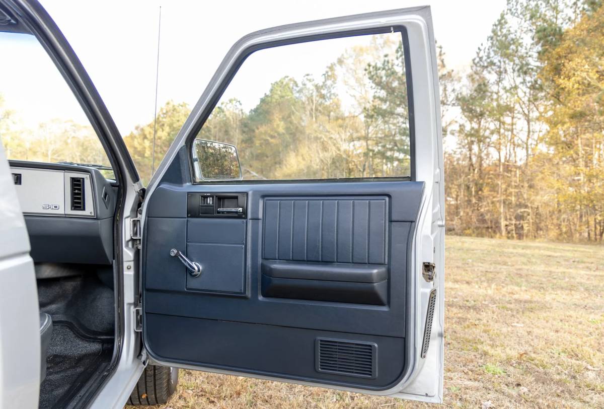 Chevrolet-s-10-pickup-1985-silver-23