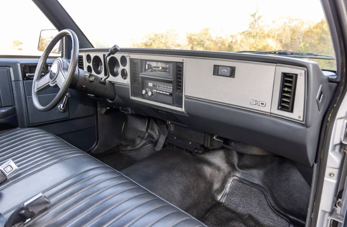 Chevrolet-s-10-pickup-1985-silver-5