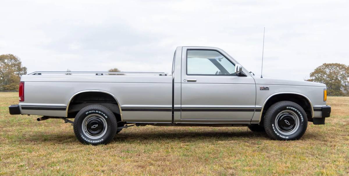 Chevrolet-s-10-pickup-1985-silver-9