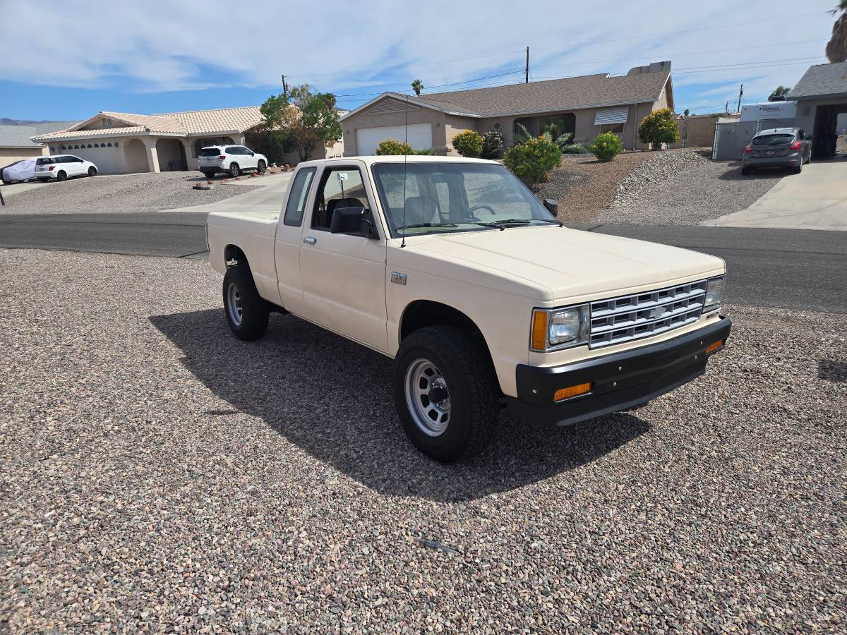 Chevrolet-s-10-pickup-4x4-ext-cab-1988-custom-1