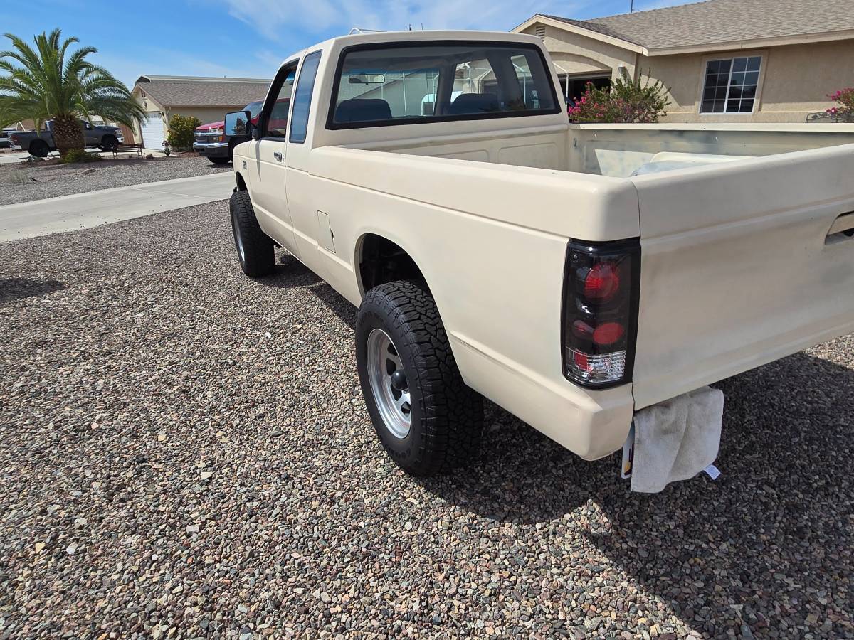 Chevrolet-s-10-pickup-4x4-ext-cab-1988-custom-4