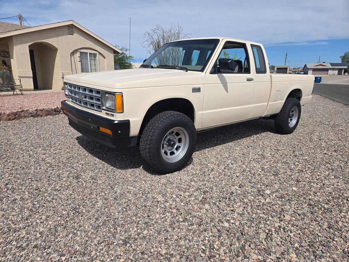 Chevrolet-s-10-pickup-4x4-ext-cab-1988-custom