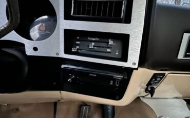 Chevrolet-silverado-1983-9