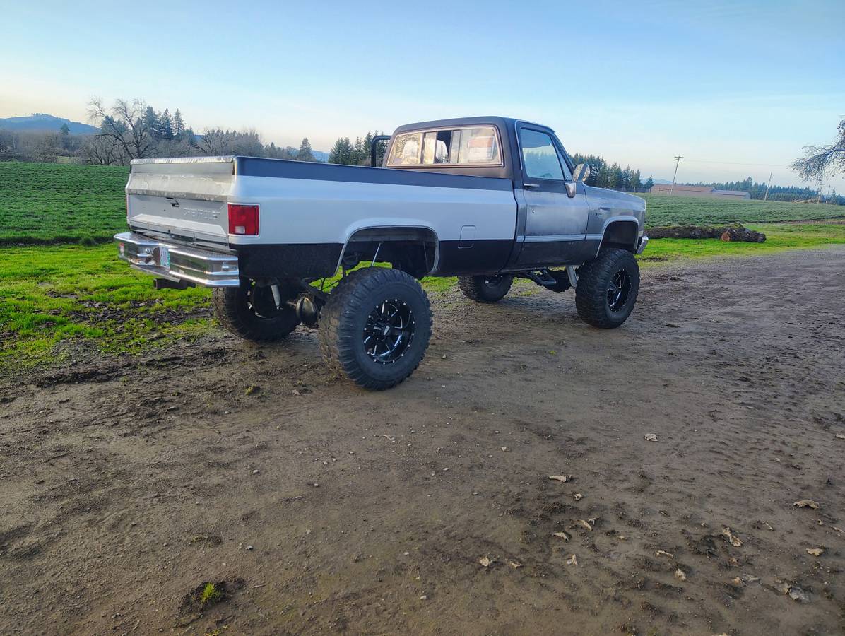 Chevrolet-silverado-1983-black-1