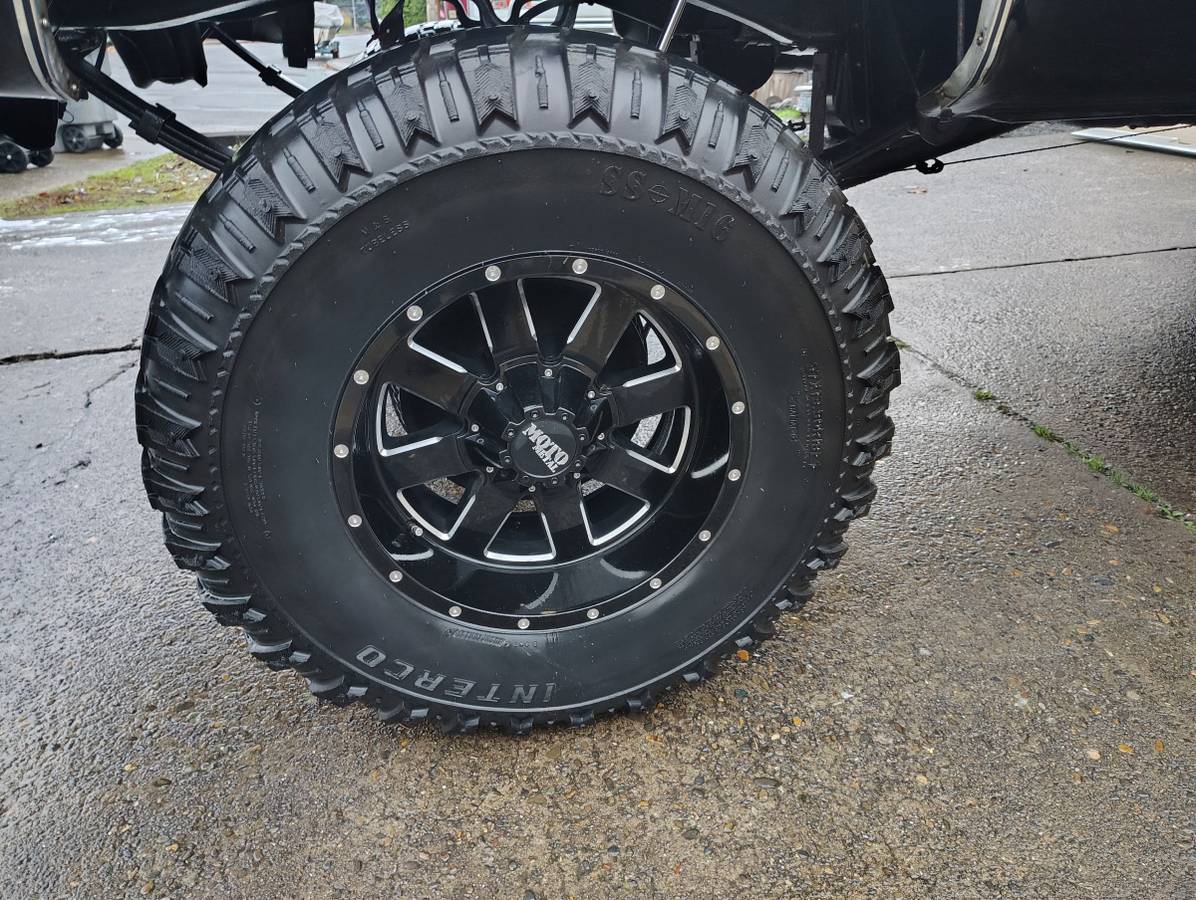 Chevrolet-silverado-1983-black-17