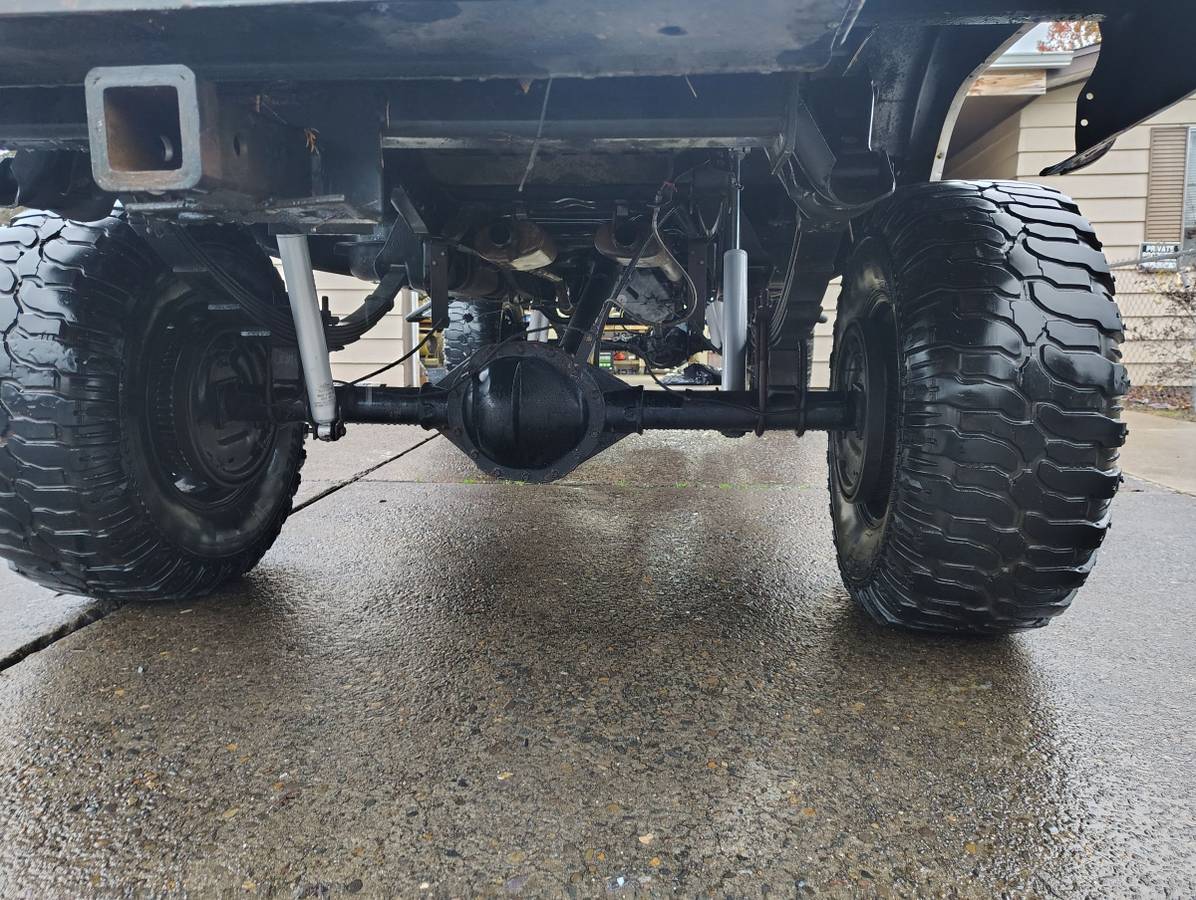 Chevrolet-silverado-1983-black-9