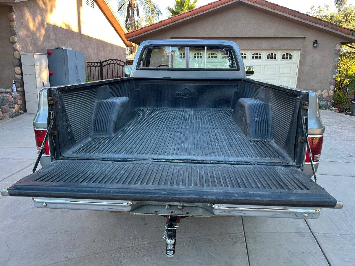 Chevrolet-silverado-2500hd-1987-grey-2