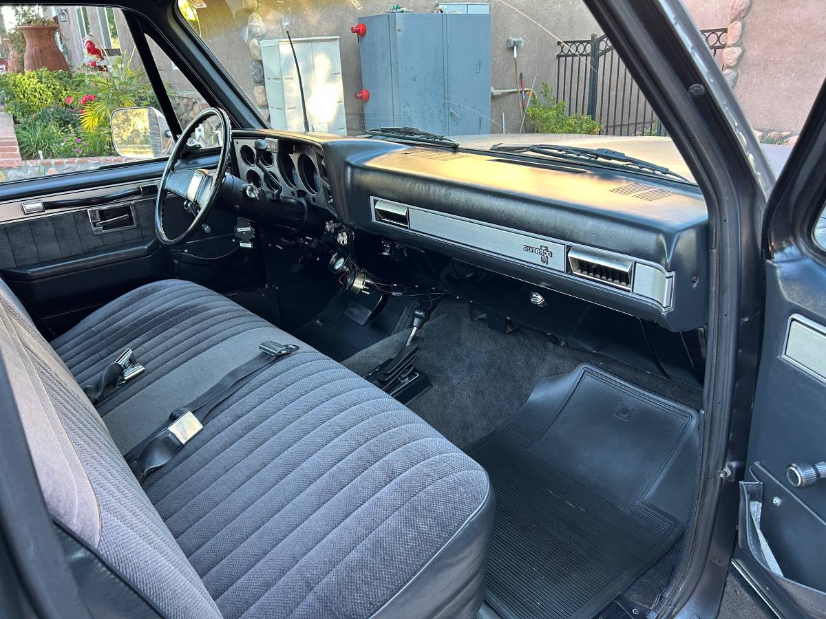 Chevrolet-silverado-2500hd-1987-grey-9