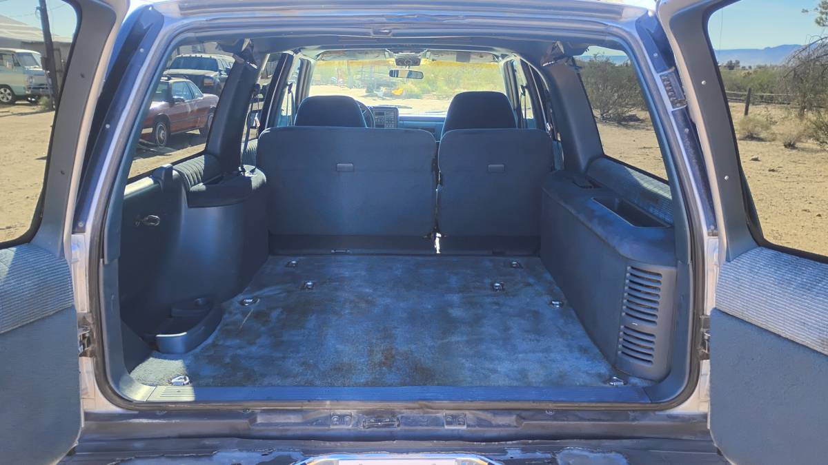 Chevrolet-suburban-4wd-1994-silver-2