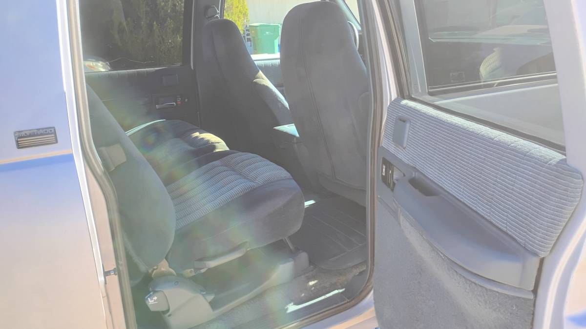 Chevrolet-suburban-4wd-1994-silver-3