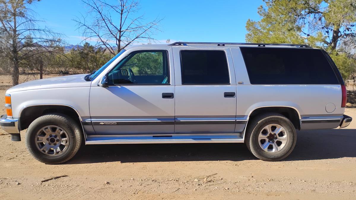 Chevrolet-suburban-4wd-1994-silver