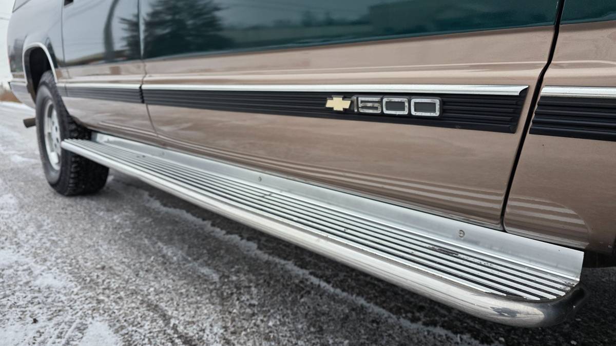 Chevrolet-suburban-ls-1995-green-1