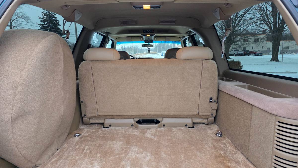 Chevrolet-suburban-ls-1995-green-16