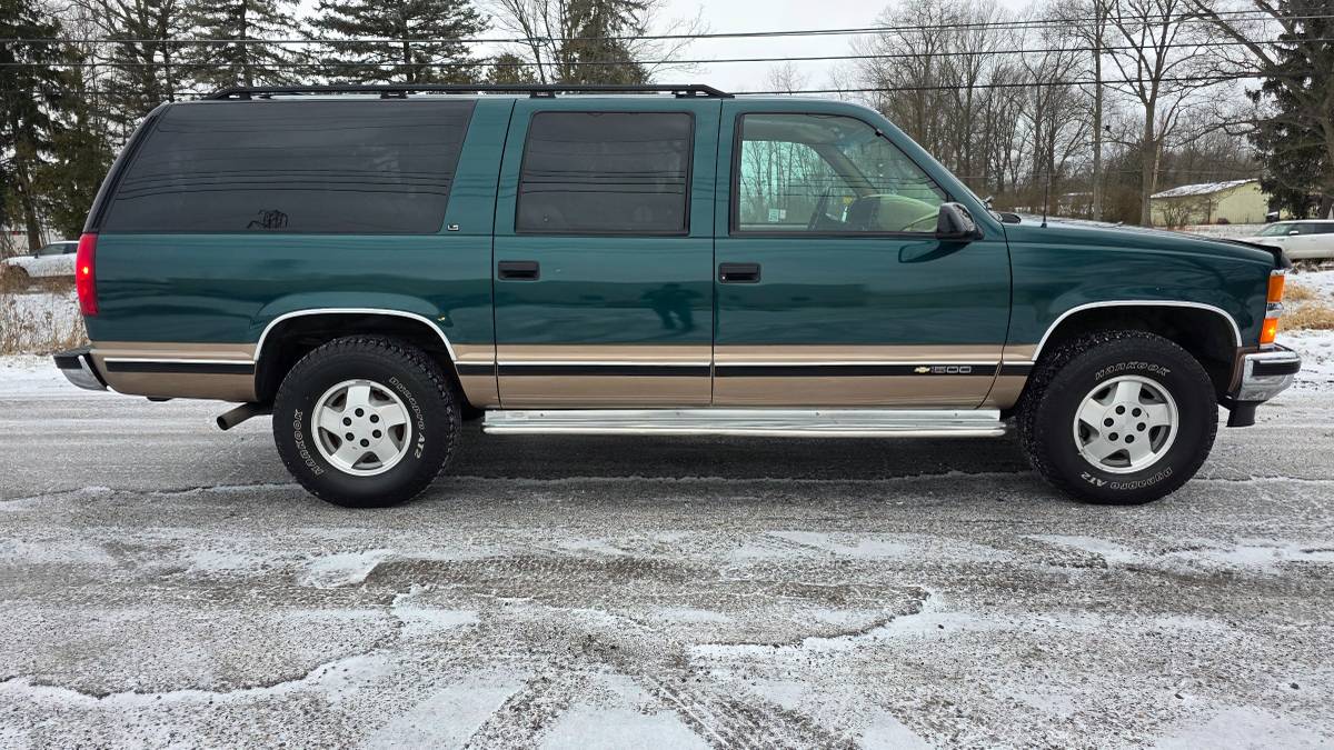 Chevrolet-suburban-ls-1995-green-2