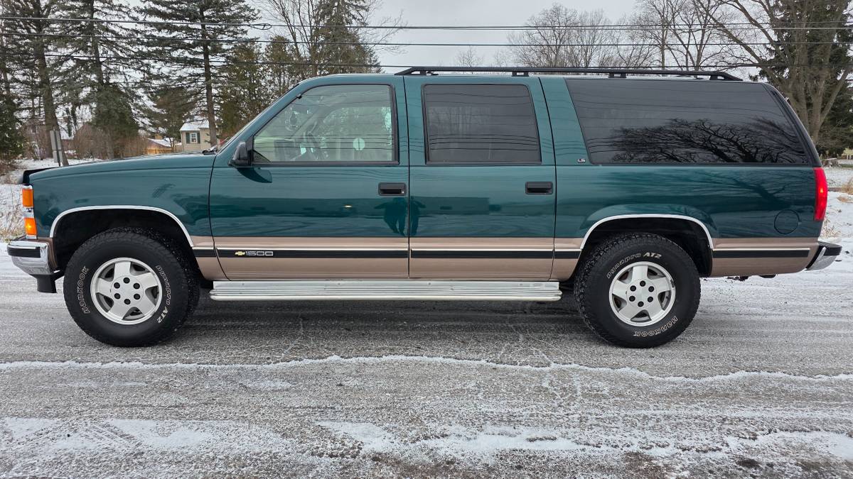 Chevrolet-suburban-ls-1995-green-4