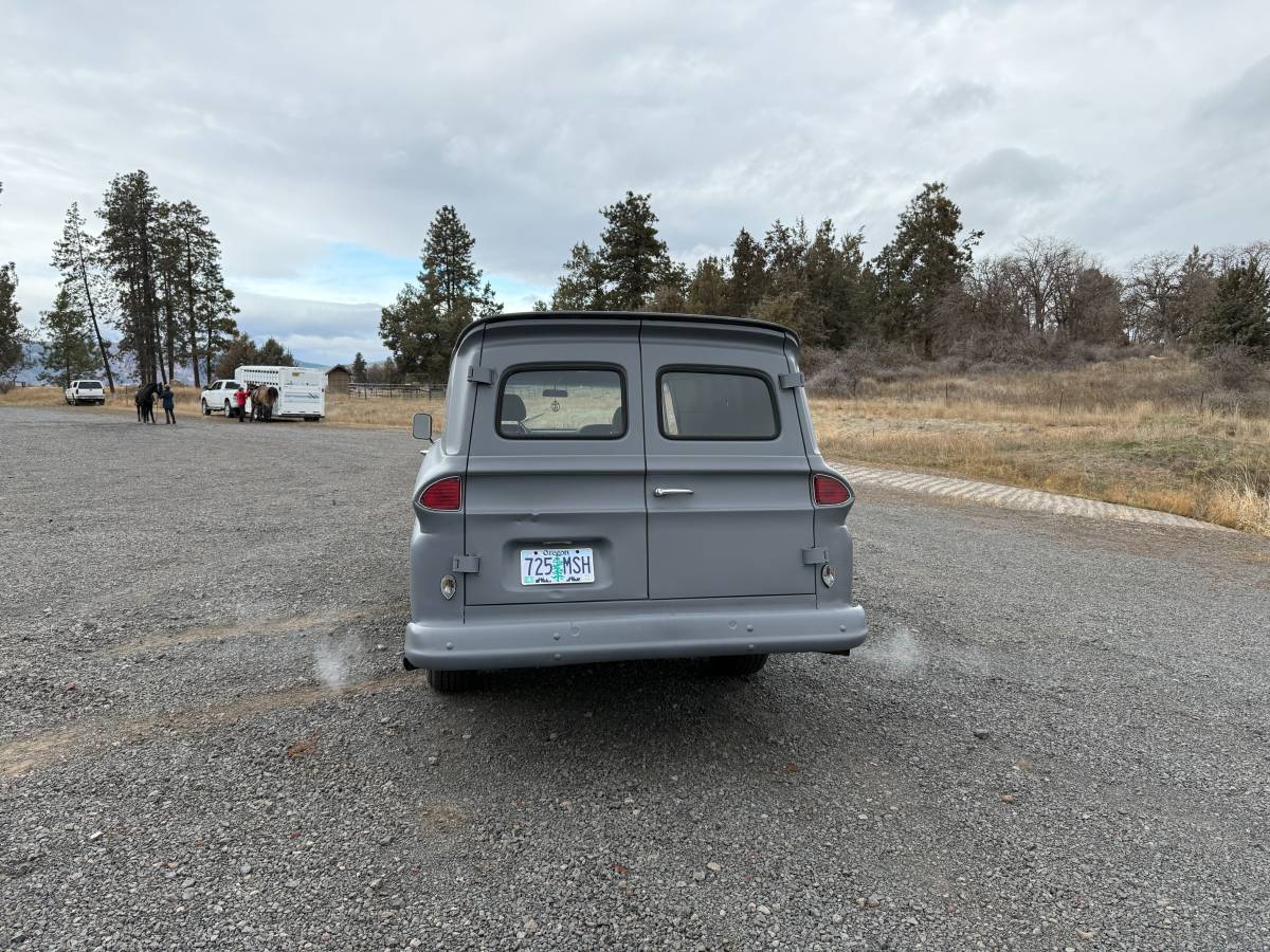 Chevrolet-suburban-panel-1963-grey-3