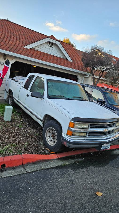 Chevy-2500-1995-white-2