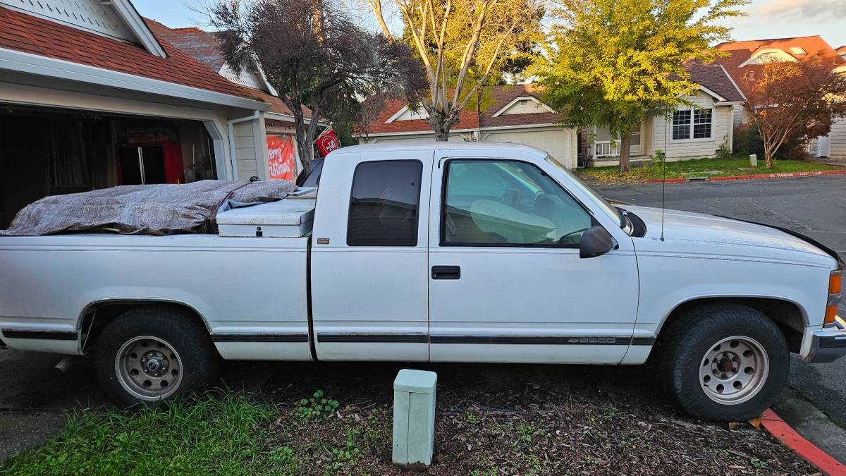 Chevy-2500-1995-white-2
