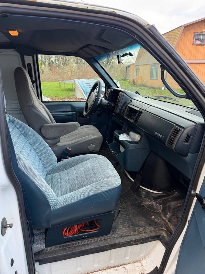 Chevy-astro-1995-white-4