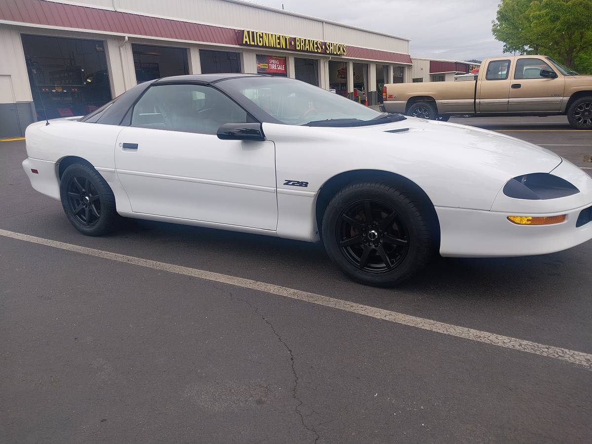 Chevy-camaro-z28-1995-white