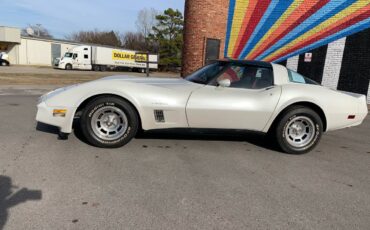Chevy-corvette-1982-white-1