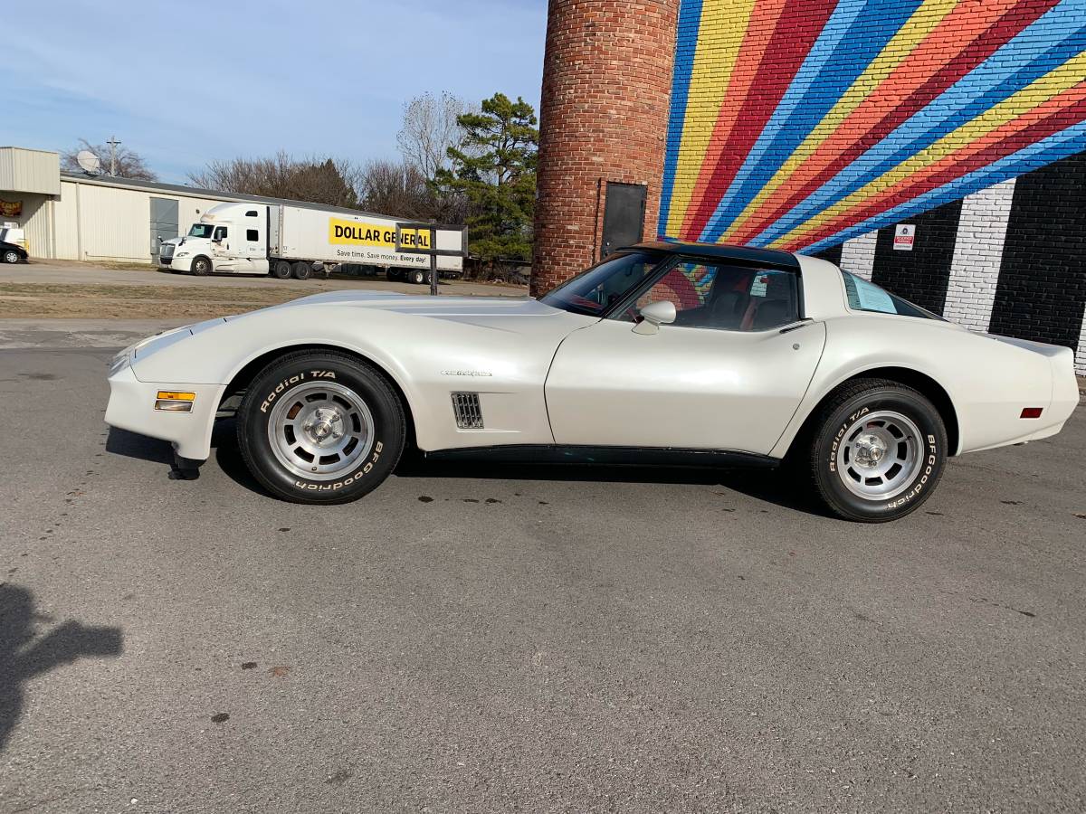 Chevy-corvette-1982-white-1