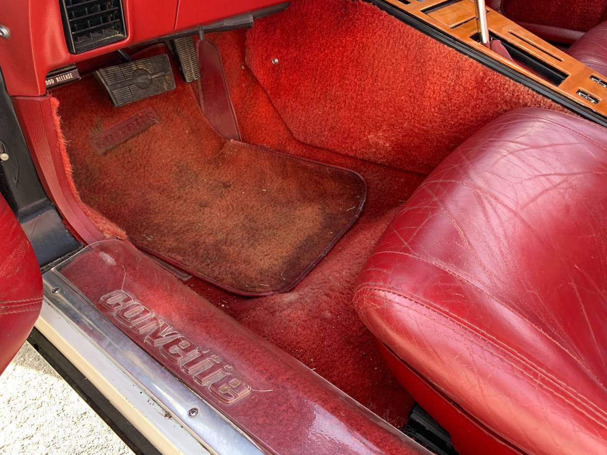 Chevy-corvette-1982-white-10