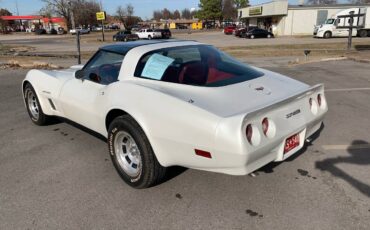 Chevy-corvette-1982-white-2