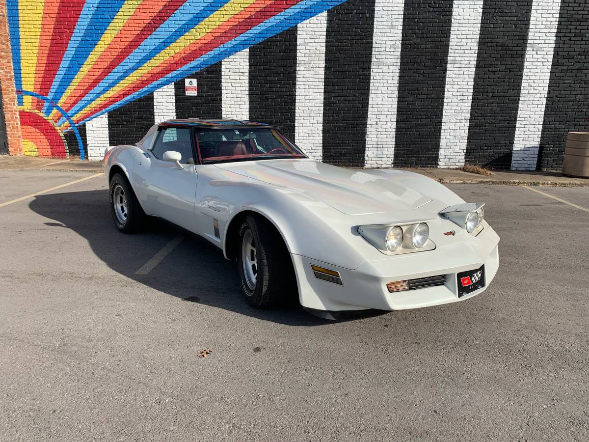 Chevy-corvette-1982-white-4