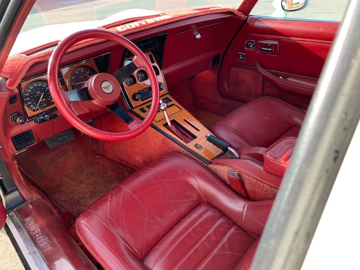 Chevy-corvette-1982-white-5