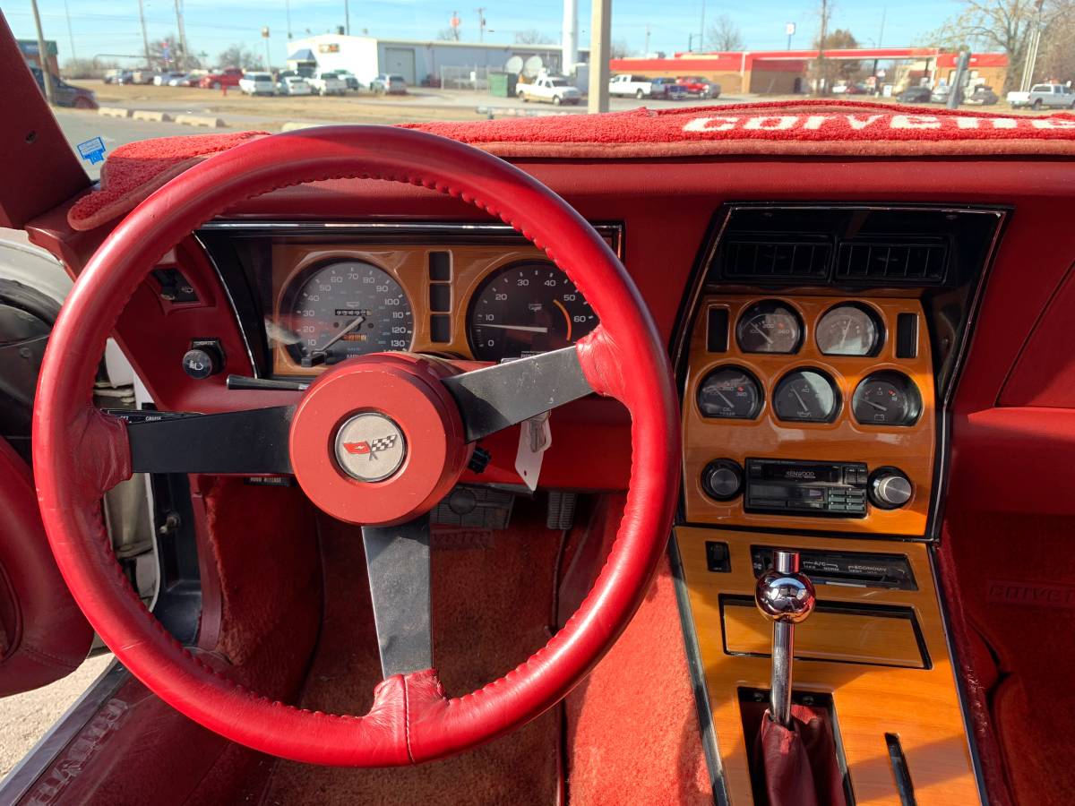Chevy-corvette-1982-white-7