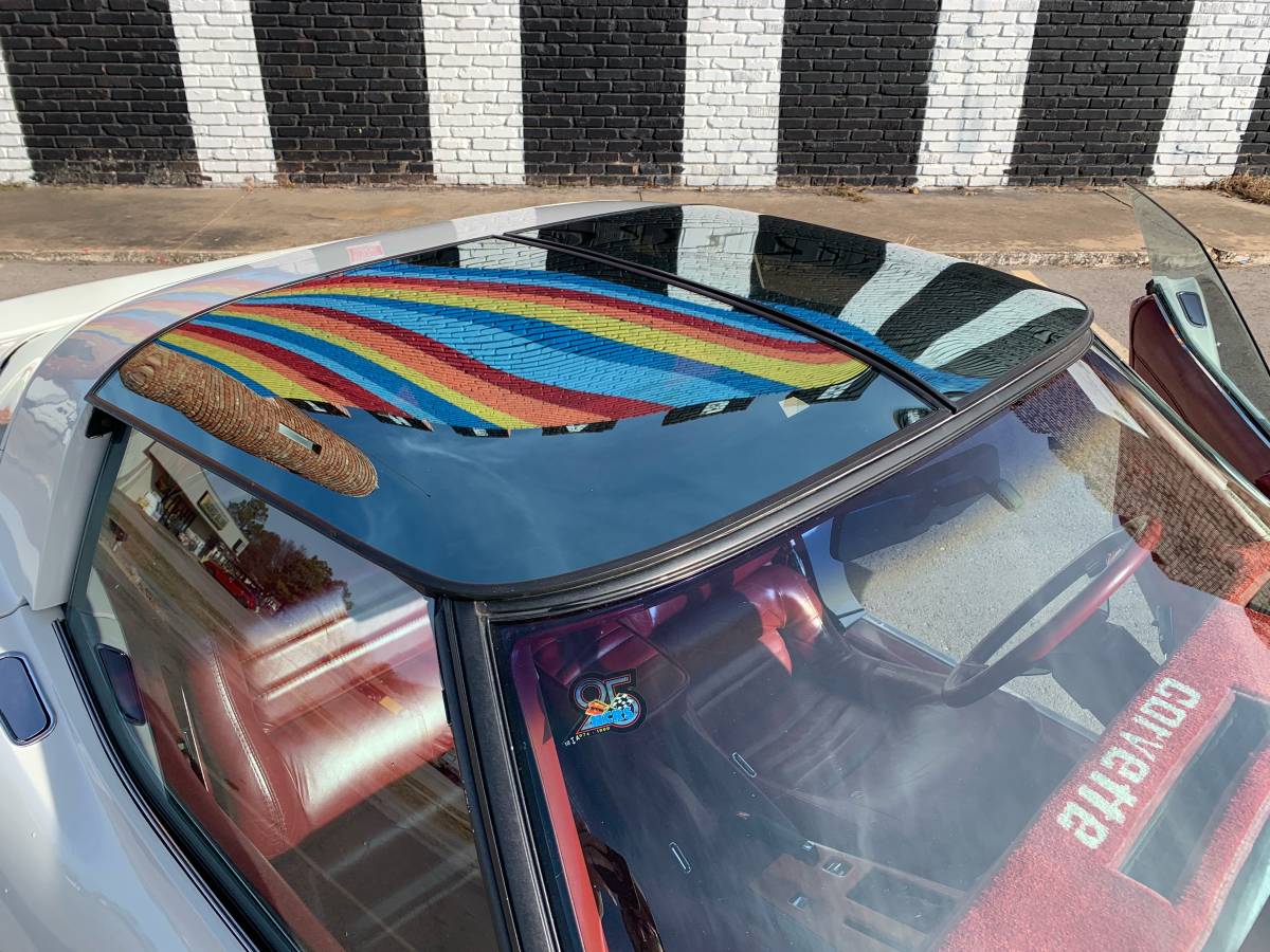 Chevy-corvette-1982-white-8