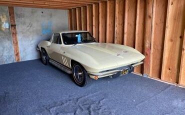 Chevy-corvette-stingray-coupe-1966-yellow-1