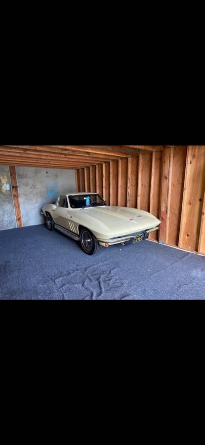 Chevy-corvette-stingray-coupe-1966-yellow-1
