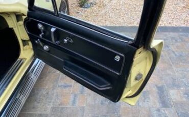 Chevy-corvette-stingray-coupe-1966-yellow-4