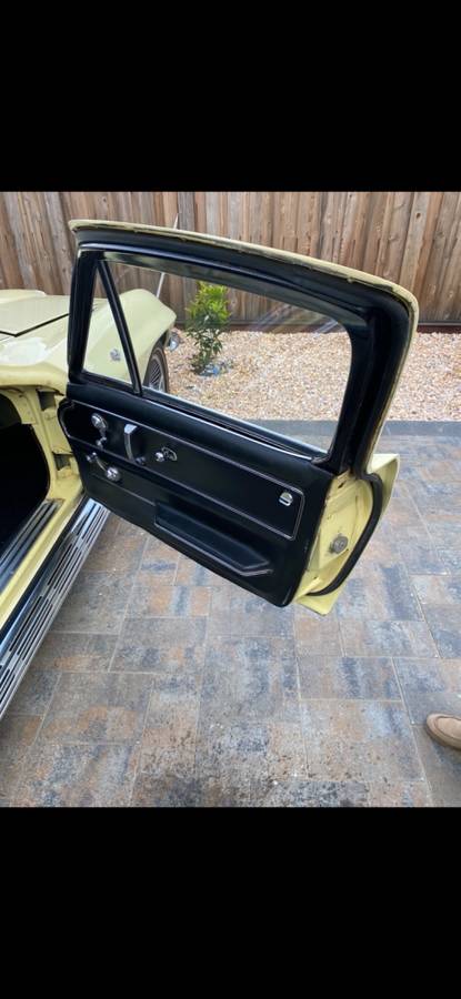 Chevy-corvette-stingray-coupe-1966-yellow-4