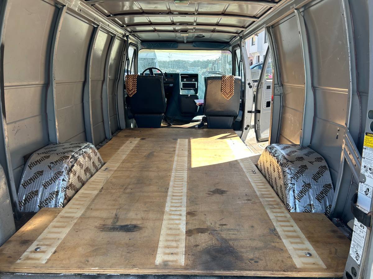 Chevy-g30-van-1985-grey-16