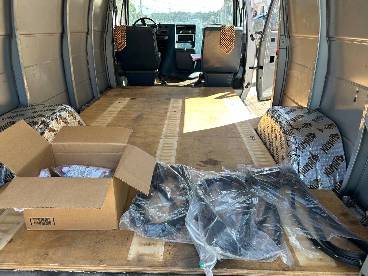 Chevy-g30-van-1985-grey-2