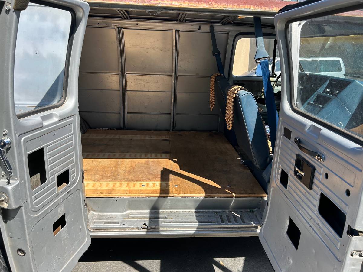 Chevy-g30-van-1985-grey-22