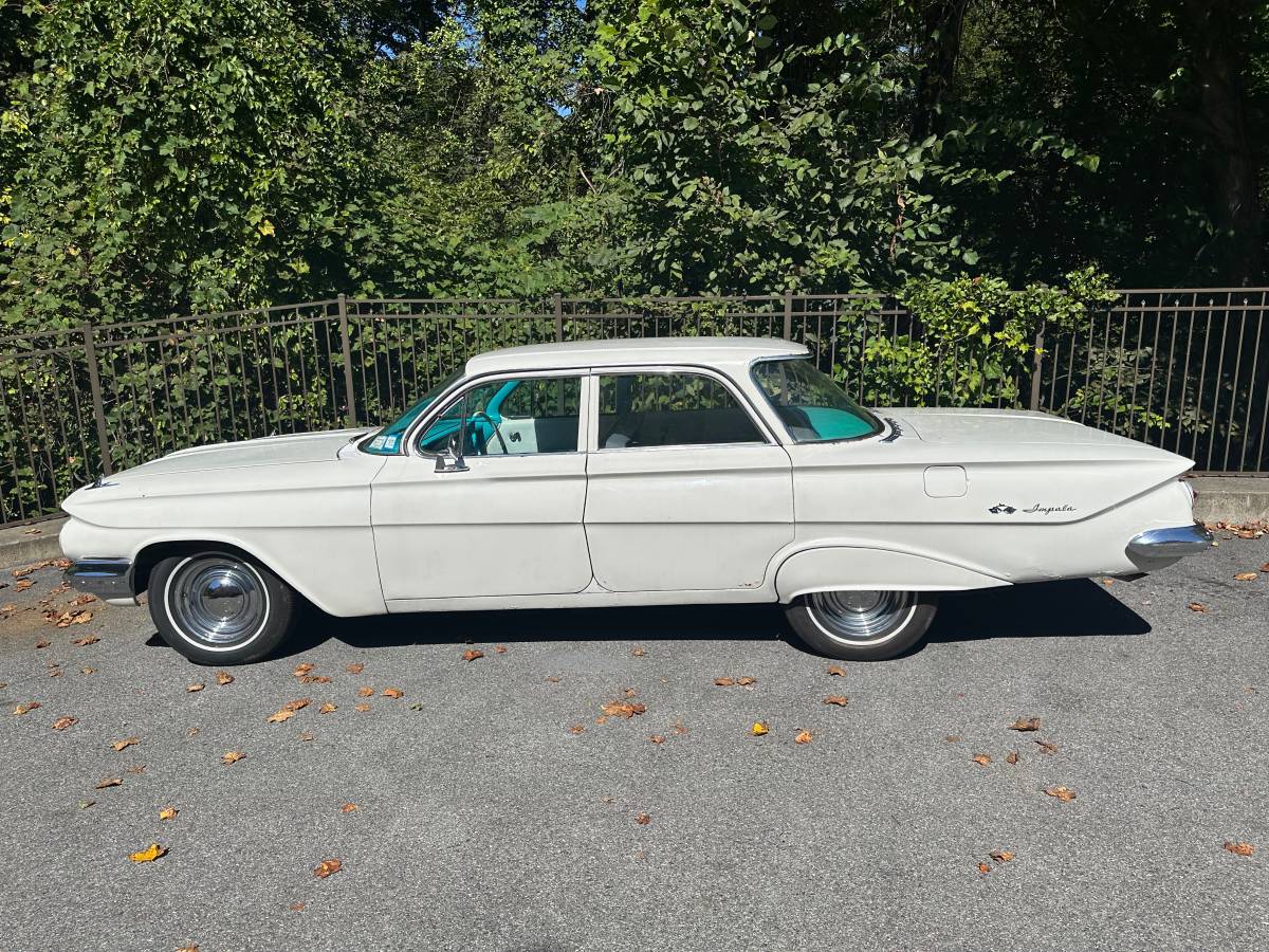 Chevy-impala-1961-white-1