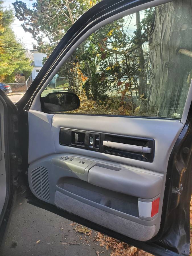 Chevy-impala-ss-1996-black-5