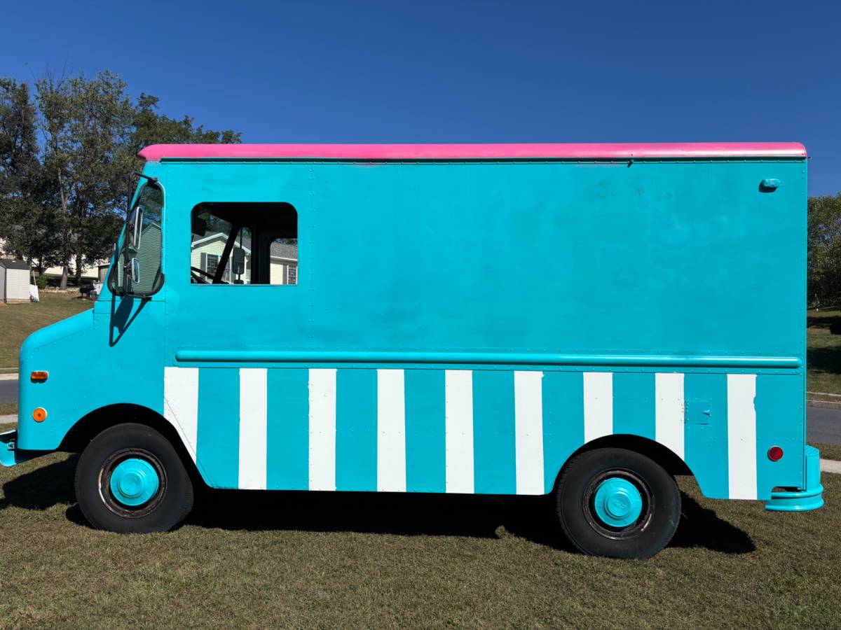 Chevy-p30-step-van-1980-14