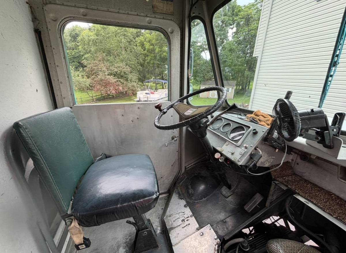 Chevy-p30-step-van-1980-21