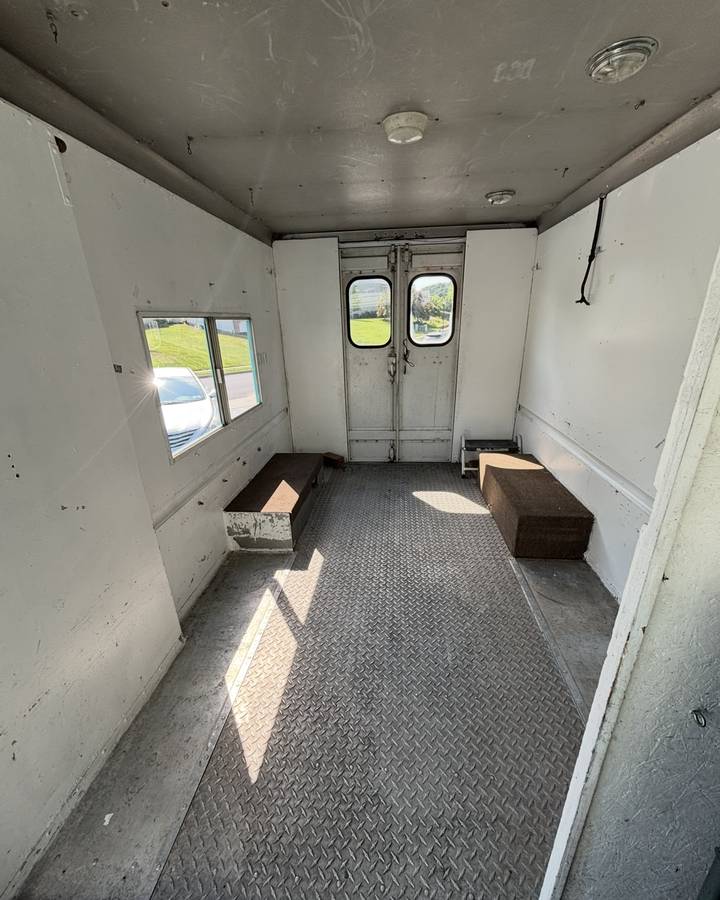 Chevy-p30-step-van-1980-4