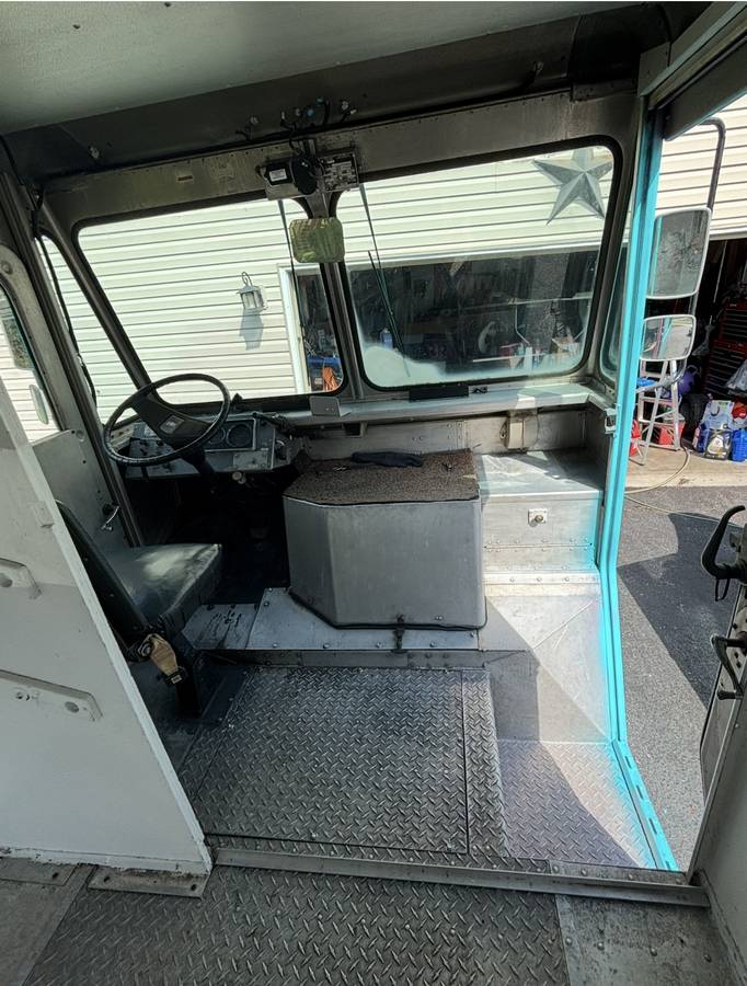 Chevy-p30-step-van-1980-7