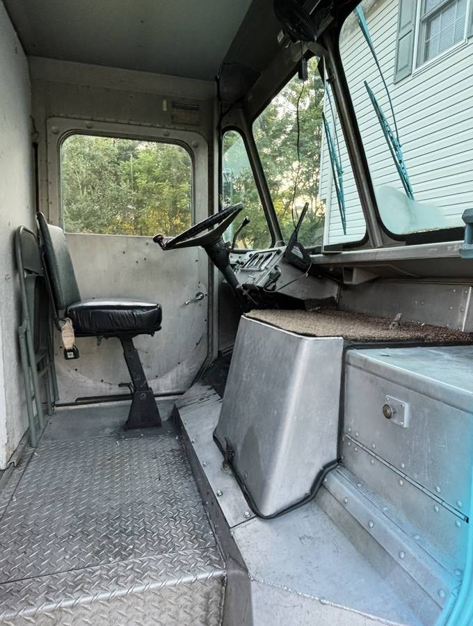 Chevy-p30-step-van-1980-9