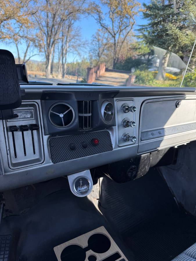 Chevy-pickup-1965-white-1